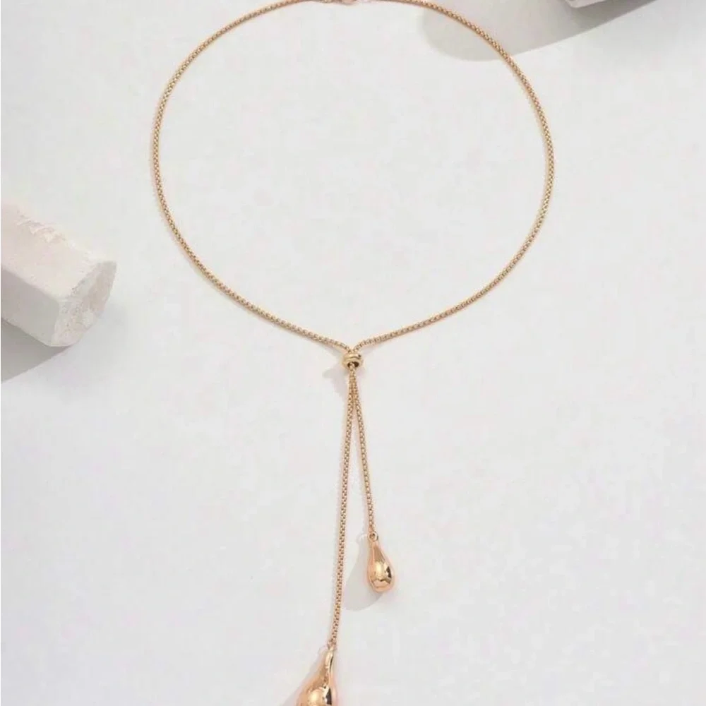 Elegant Gold Teardrop Necklace